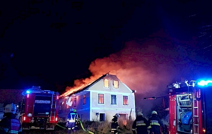 Wohnhausbrand Grubtal/ Wassergebrechen Anzengruberstraße