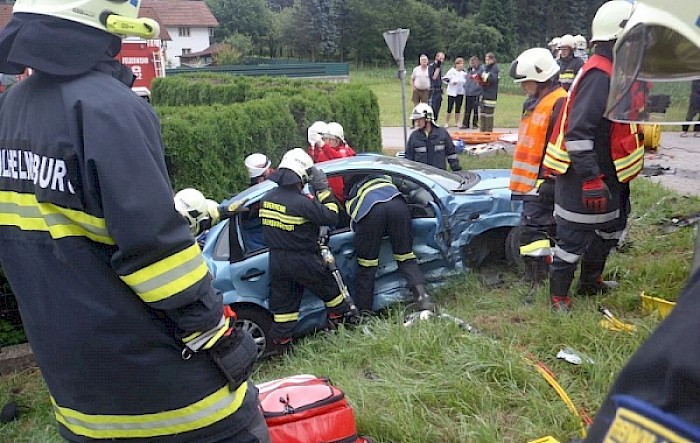 Schwerer Verkehrsunfall mit Menschenrettung