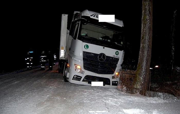 LKW-Bergung nach Navi-Fahrt in Pömmern