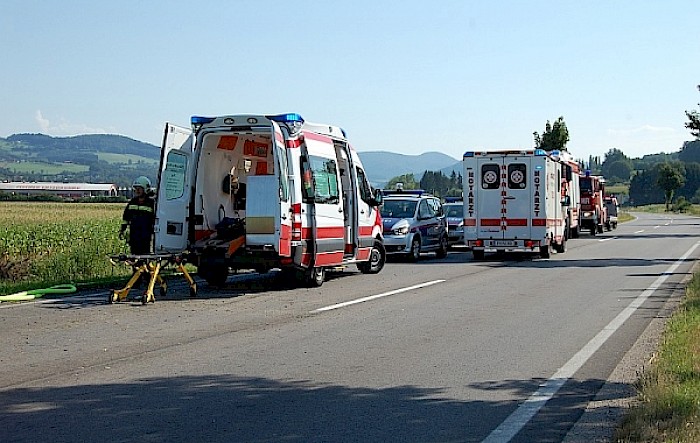 Verkehrsunfall mit eingeklemmter Person B20