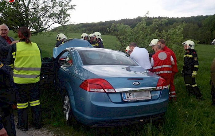 Verkehrsunfall mit eingeklemmter Person