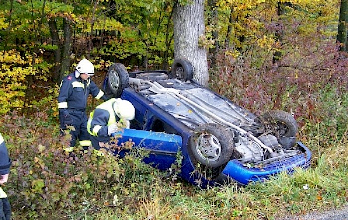 Verkehrsunfall mit eingeklemmter Person