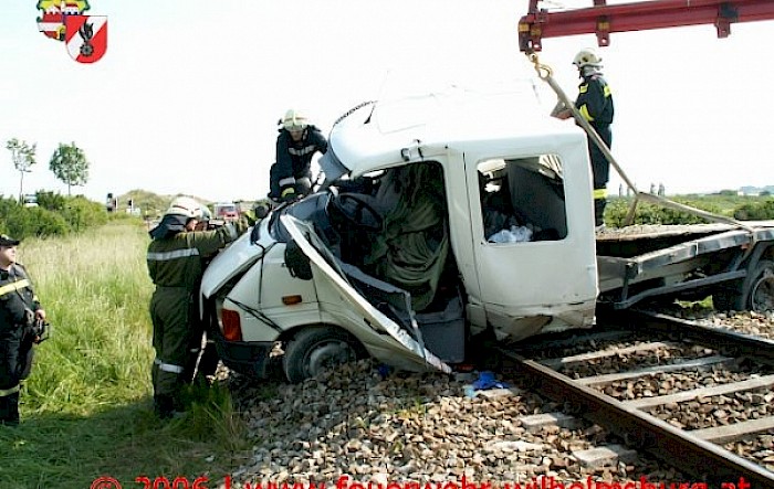 Schwerer Verkehrsunfall: LKW gegen Zug