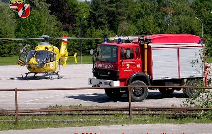 Schwerer Verkehrsunfall B20 - PKW im Mühlbach