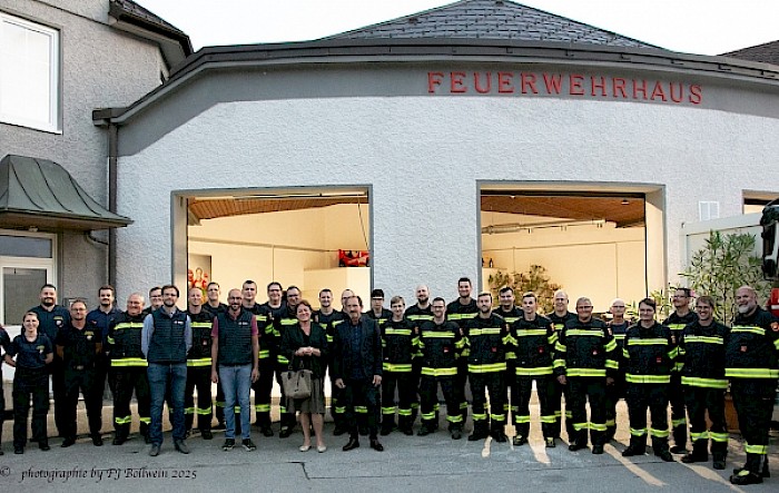 Neue Uniformen für die Feuerwehr Wilhelmsburg-Stadt - Danke an regionale Betriebe