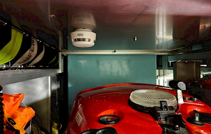 Installation Rauchmelder in den Einsatzfahrzeugen