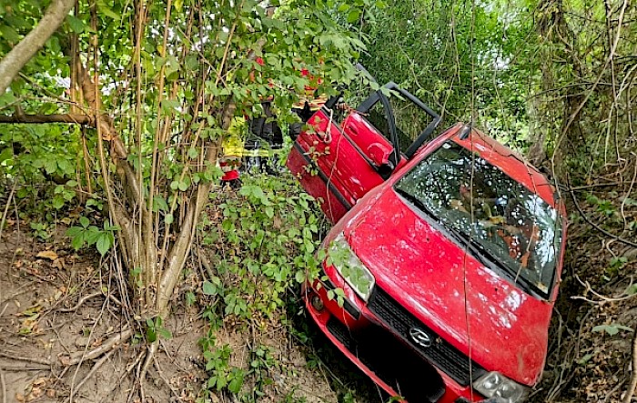 PKW im Straßengraben mit Menschenrettung